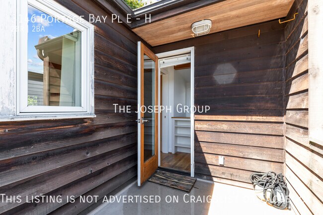 Building Photo - One of a kind 2 bed/1.75 bath houseboat ov...