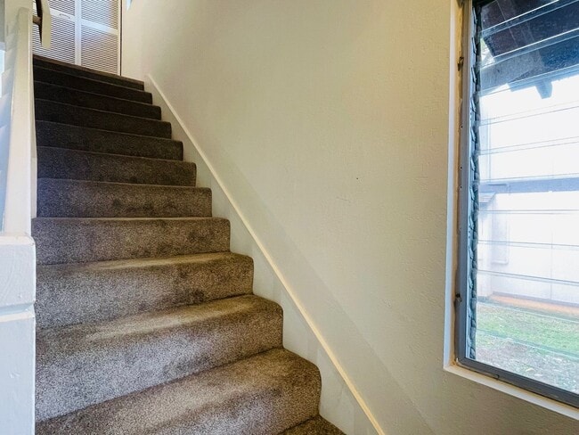 Building Photo - Partly Furnished 2-bedroom,1.5-bath Townho...