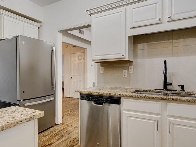 Building Photo - "Charming 2-Bedroom Retreat in Birmingham – Cozy 932 Sq Ft Haven!"