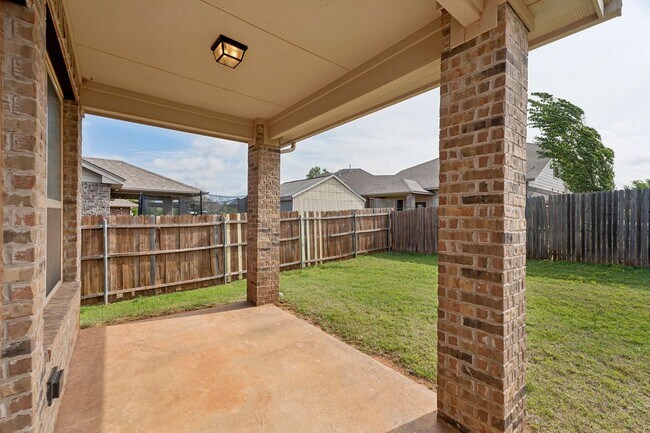 Building Photo - 3 bedroom 2 bath near Paycom!