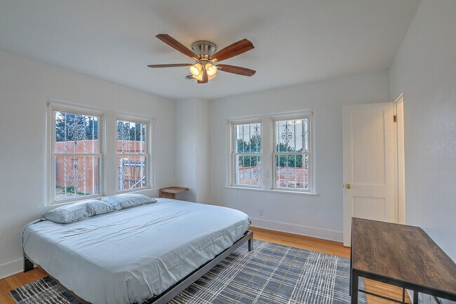 Building Photo - 618 Sycamore St NE