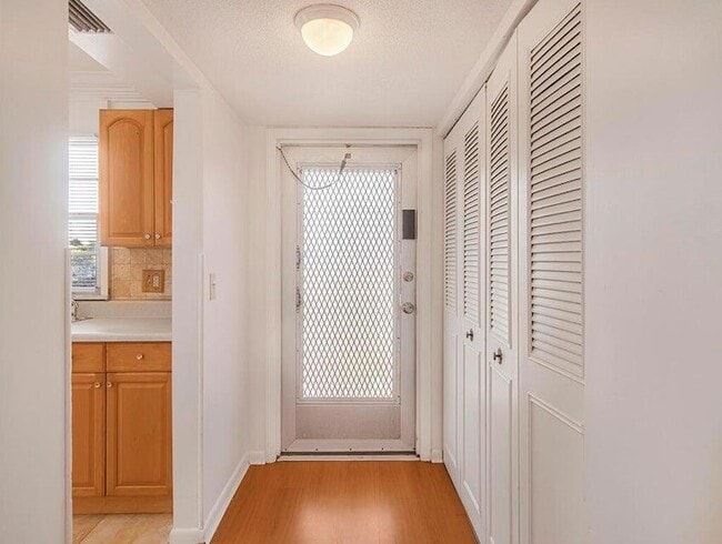 Building Photo - 4 Golfs Edge