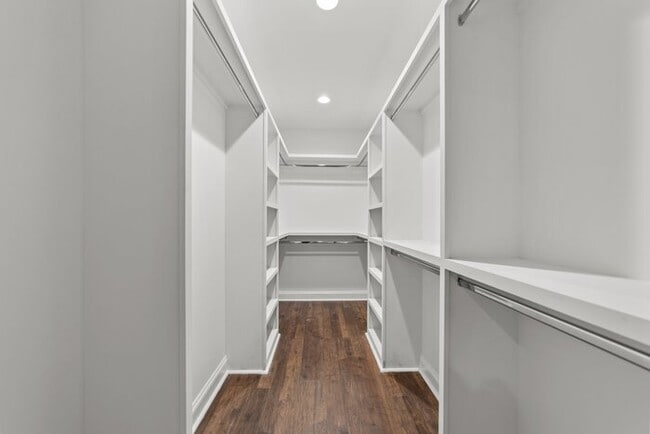 Building Photo - Stunning New Build!