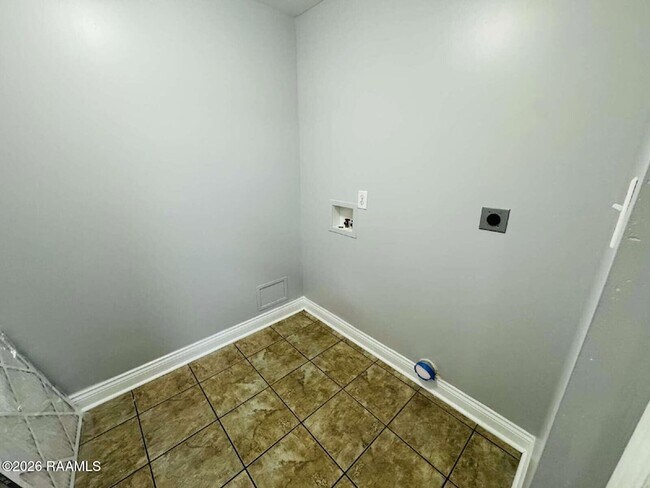 Building Photo - 127 Country Living Dr