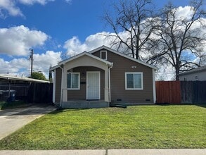 Building Photo - UPDATED 3 BEDROOM HOUSE WITH LARGE BACKYARD!