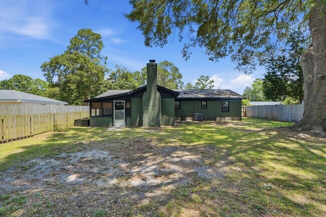 Building Photo - 703 Pineview Ct