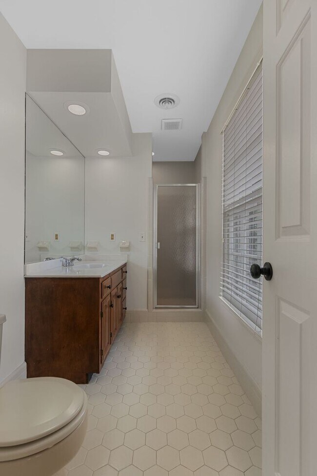 Building Photo - AVAILABLE NOW-- 4-Bed/5-Bath in the heart ...