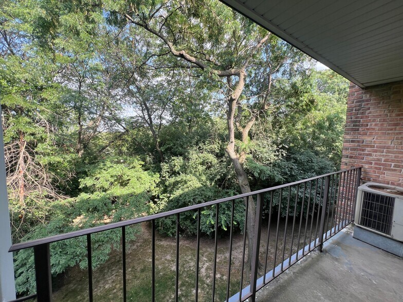 Building Photo - 5550 Abbey Dr