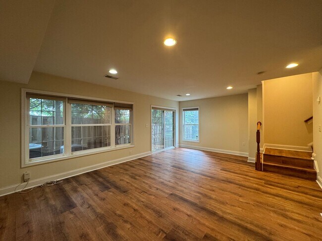 Building Photo - Gorgeous 4 Bed 3 Bath End Unit Brick Townh...