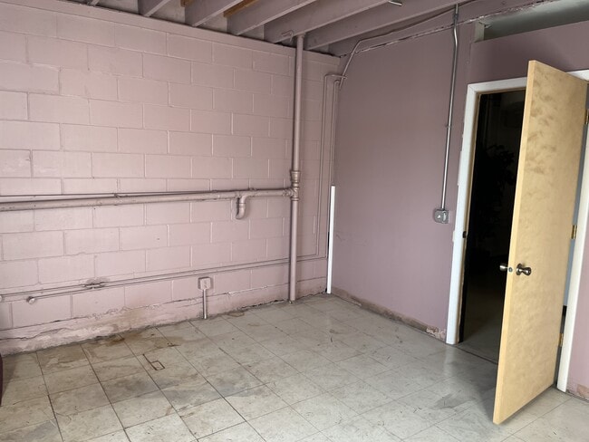 Building Photo - 5701 NW Radial Hwy