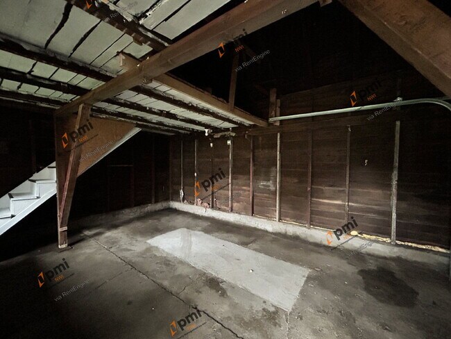 Building Photo - 810 Plain St