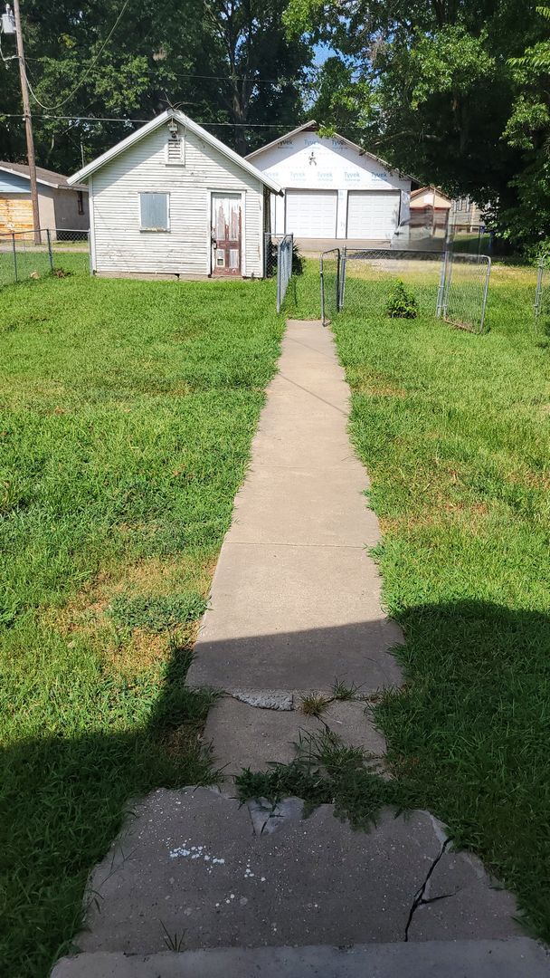 Building Photo - Welcome Home! 3BR/1BA House w/Large Fenced-In Backyard!