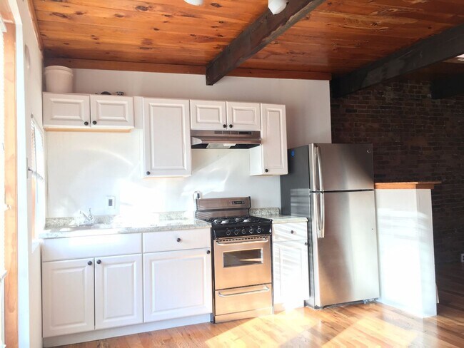 Building Photo - Large studio loft with laundry in unit