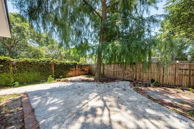 Building Photo - 11 Poets Corner