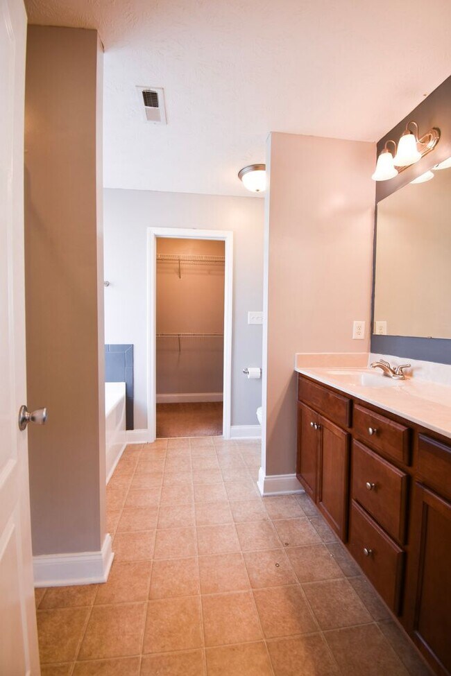 Building Photo - 4 bedroom, 2.5 bathroom Home!