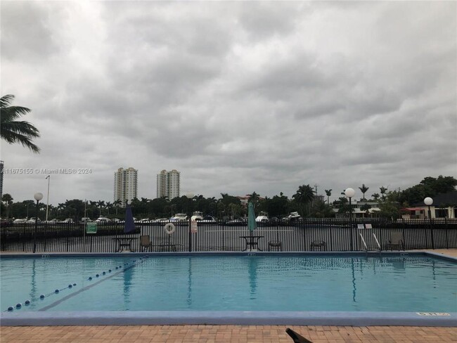 Building Photo - 1 bedroom in Hallandale Beach FL 924