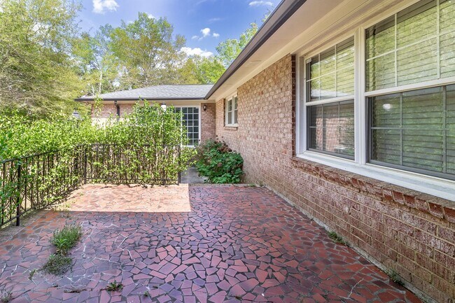 Building Photo - Beautiful and Updated 5 Bedroom Home