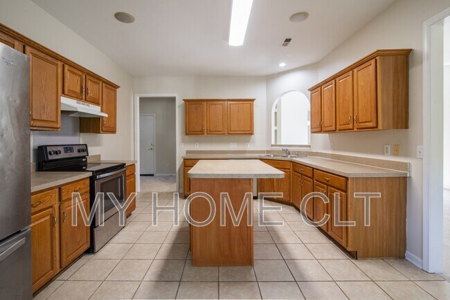 Building Photo - 15012 Rothesay Dr
