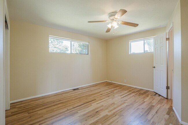 Building Photo - 718 Brassie Dr