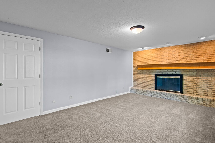 Building Photo - 204 Saxon Dr