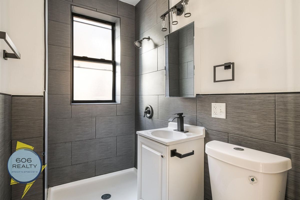 Building Photo - 1030 E Hyde Park Blvd