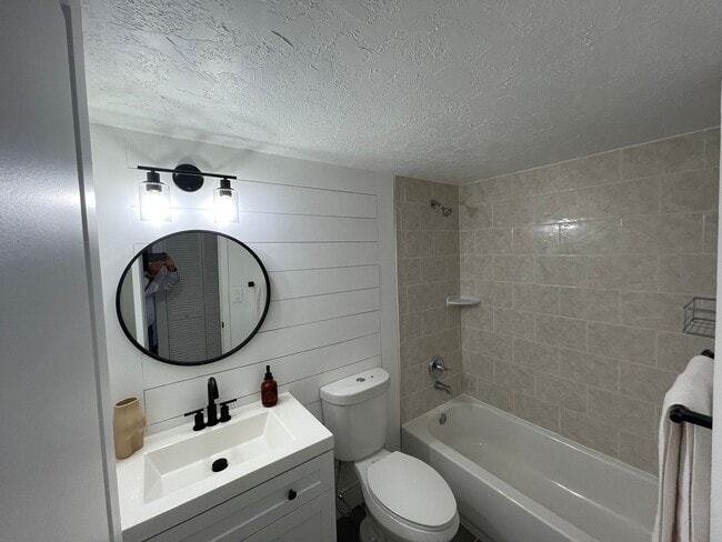 Building Photo - 2 Bedroom Condo in Winding Lake - Sunrise ...