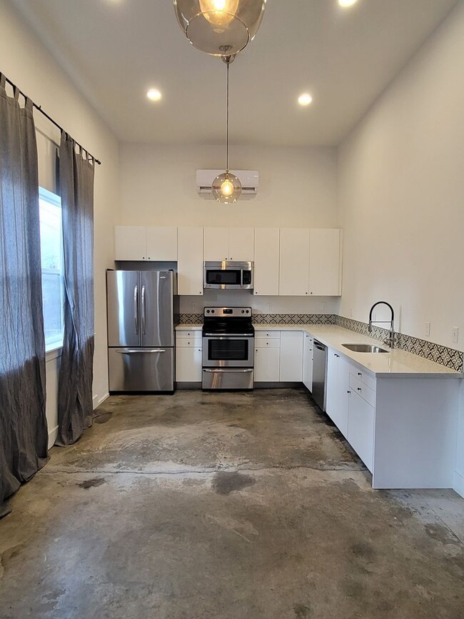 Building Photo - 7008 NE Rodney Ct