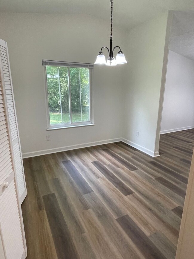 Building Photo - Beautifully renovated 3/2 off of Newton Br...