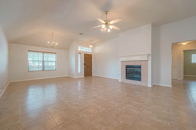 Building Photo - Spacious 3-Bedroom, 2-Bathroom Home with F...