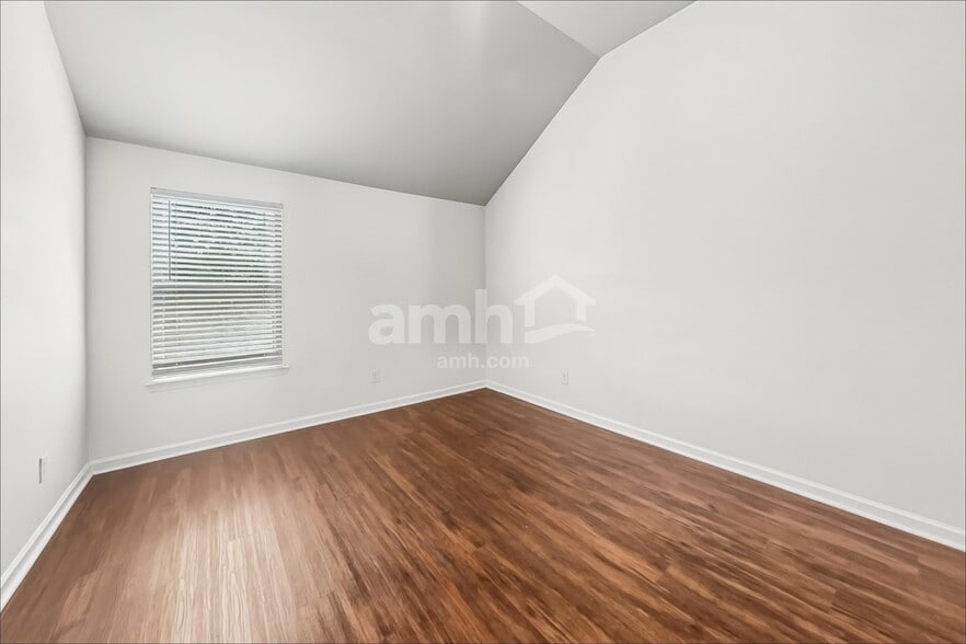 Building Photo - 272 Oak Branch Dr