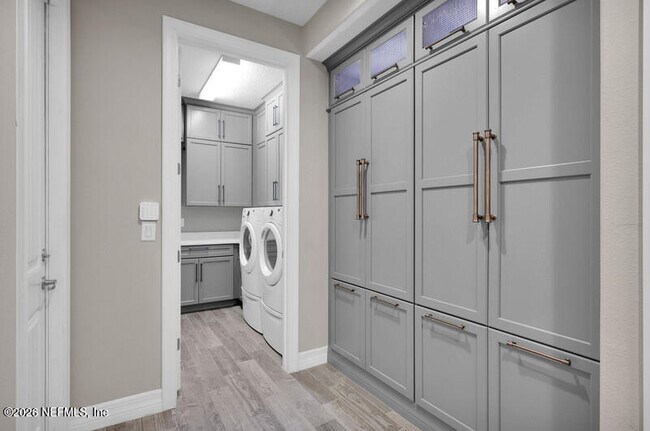 Building Photo - 331 Los Alamos St