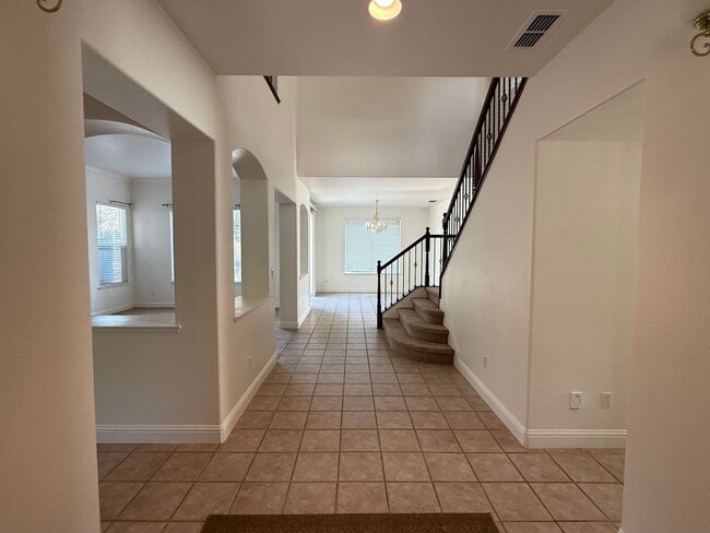 Building Photo - Beautiful 4 bedroom plus loft Pool home