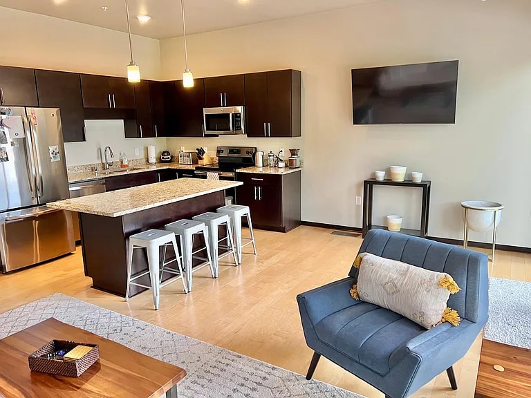 Building Photo - 815 E Mifflin St