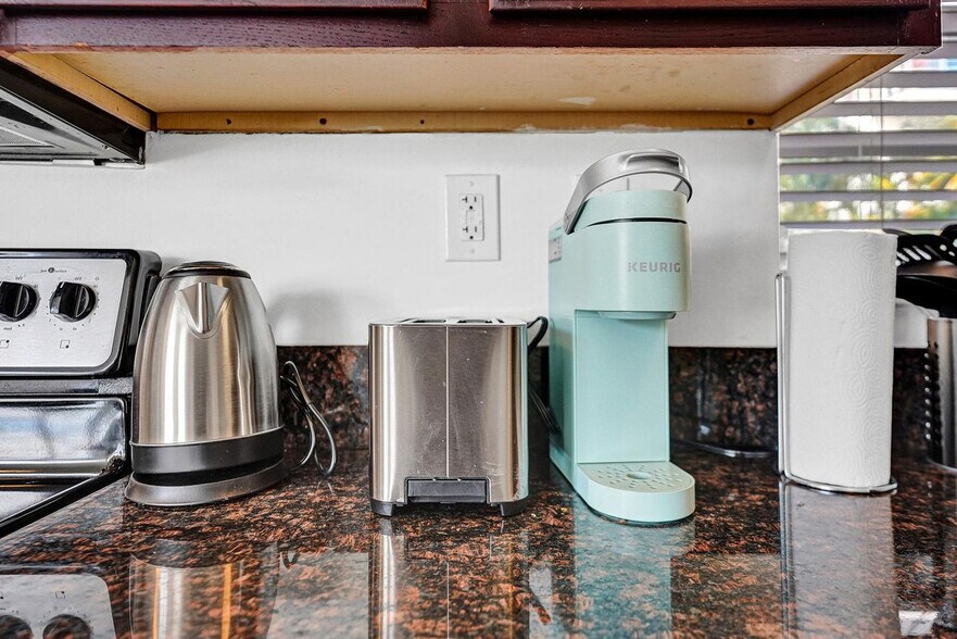 Building Photo - 335 Desoto St