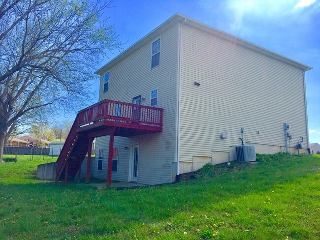 Building Photo - Beautiful Home in Quiet Cul-De-Sac Shelbyville! Basement!