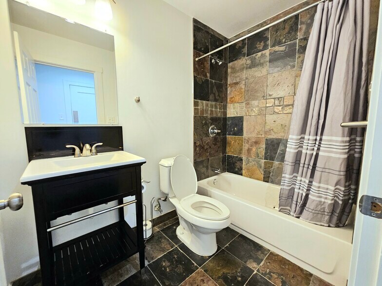 Building Photo - 2209 W Arthur Ave