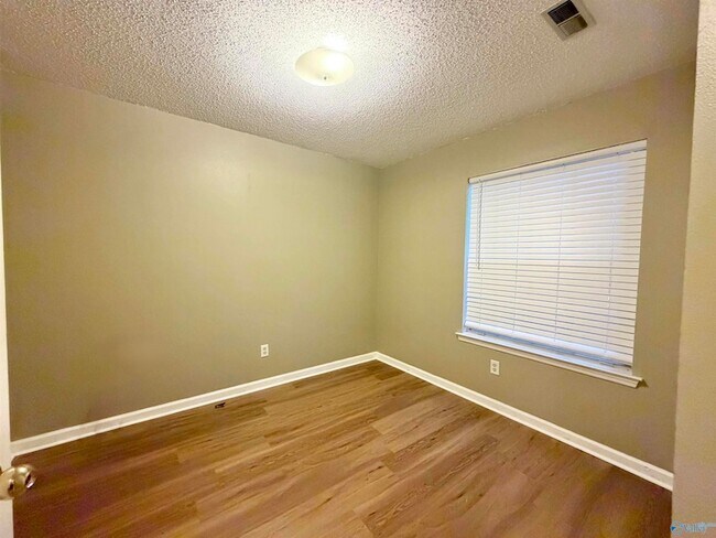 Building Photo - 105 Sugarwood Ct