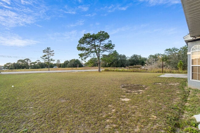 Building Photo - 3BR, 2BA available now in Silver Springs Shores