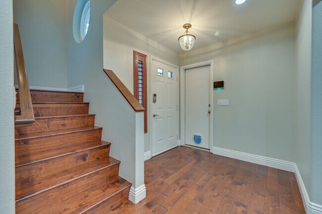 Building Photo - Summerlin!!!!!! 4 Bedrooms!! Bedroom Downs...