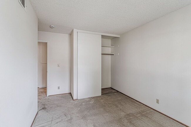 Building Photo - 2 bedroom, 2 bath townhome in the Northpoint HOA!