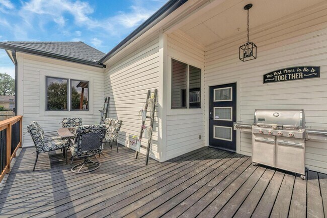 Building Photo - Fully Furnished Sleeps 8 with 3 Full Bedrooms and 3 full baths  Parking behind the secured gate