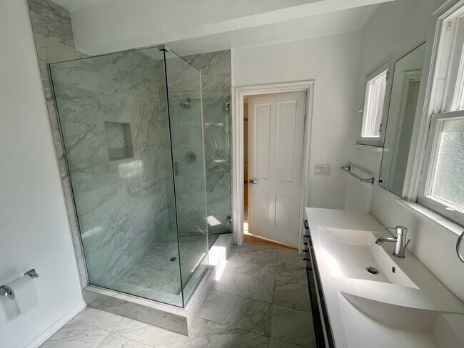 Building Photo - 437 Shirley Pl