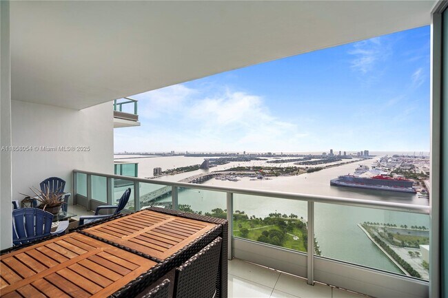 Building Photo - 900 Biscayne Blvd
