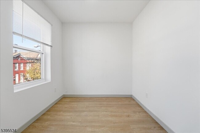 Building Photo - 260 S 10th St