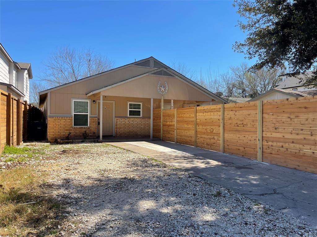 Building Photo - 1115 Brookswood Ave