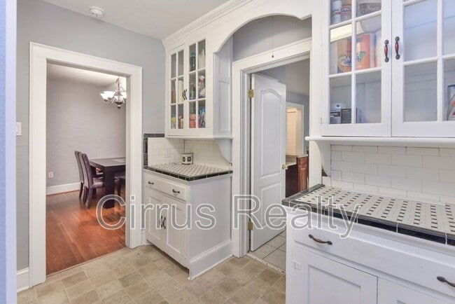 Building Photo - 10 Parkside Pl