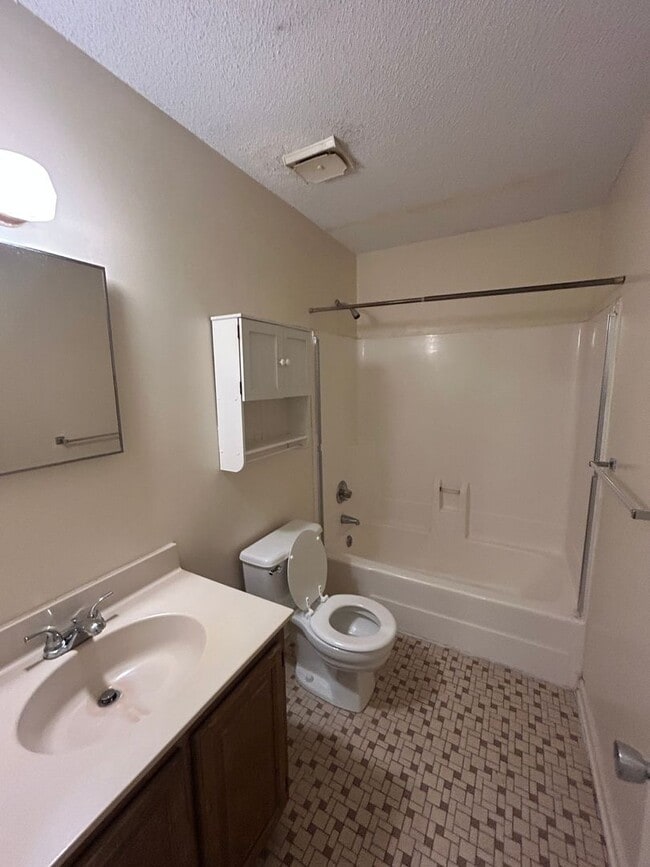 Building Photo - Townhome in the heart of Carrboro! First M...