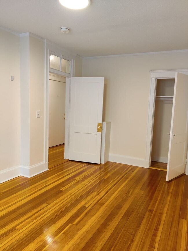 Building Photo - 8 Barrows St