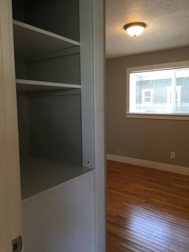 Building Photo - Upper corner unit 1 bed on Belmont, granite, hardwoods, off street parking!