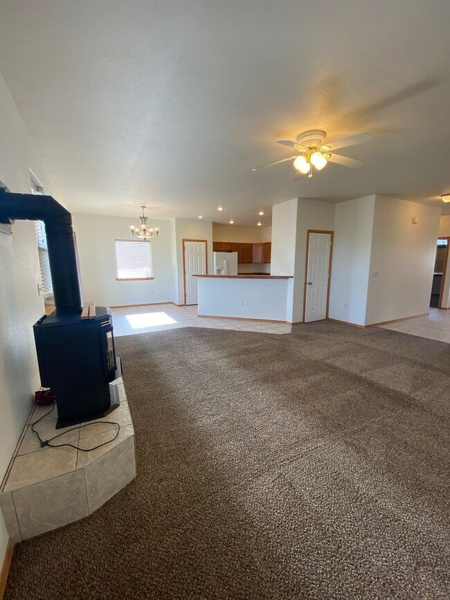 Building Photo - April Rent FREE - Triple Car Garage